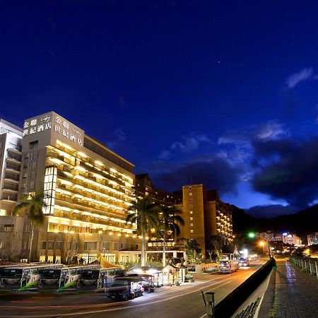 Chihpen Century Hotel Wenquan Exterior foto The hotel at night