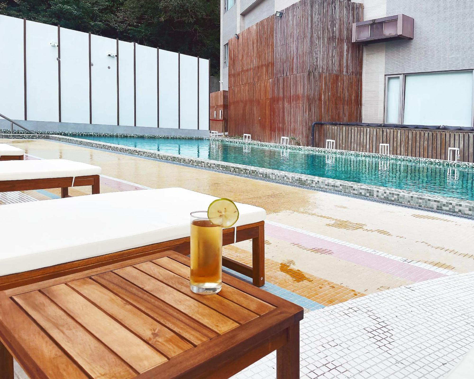 Chihpen Century Hotel Wenquan Exterior foto A poolside table