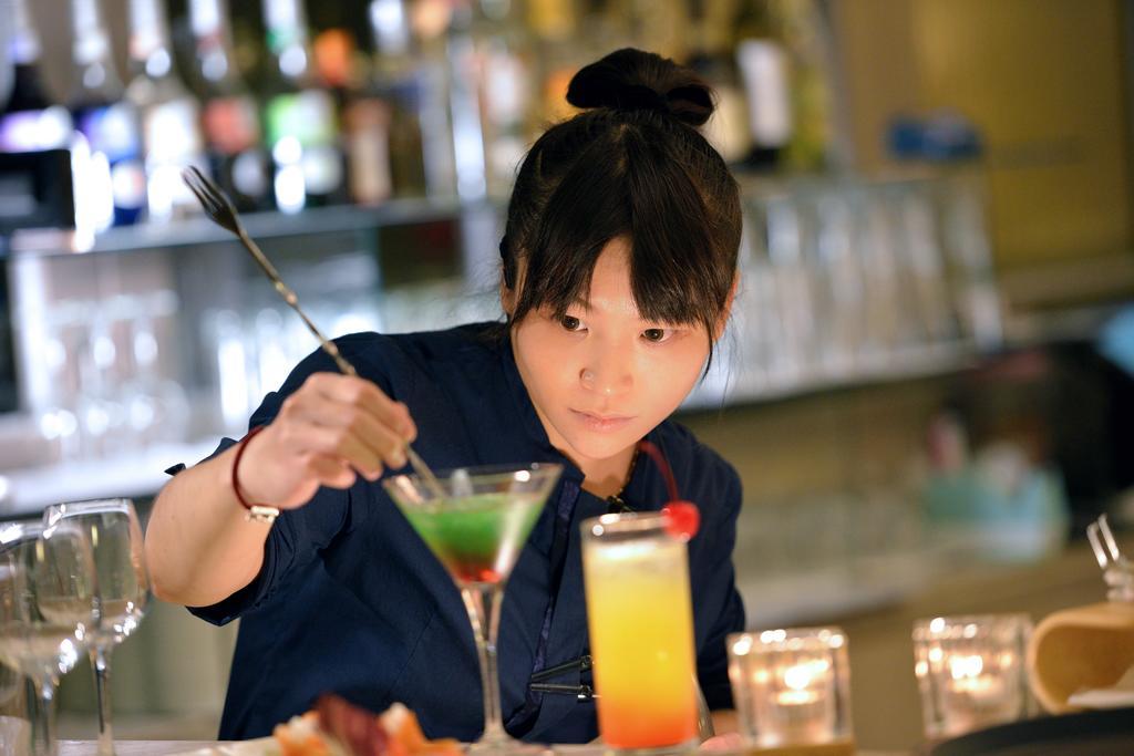 Chihpen Century Hotel Wenquan Exterior foto A bartender at work