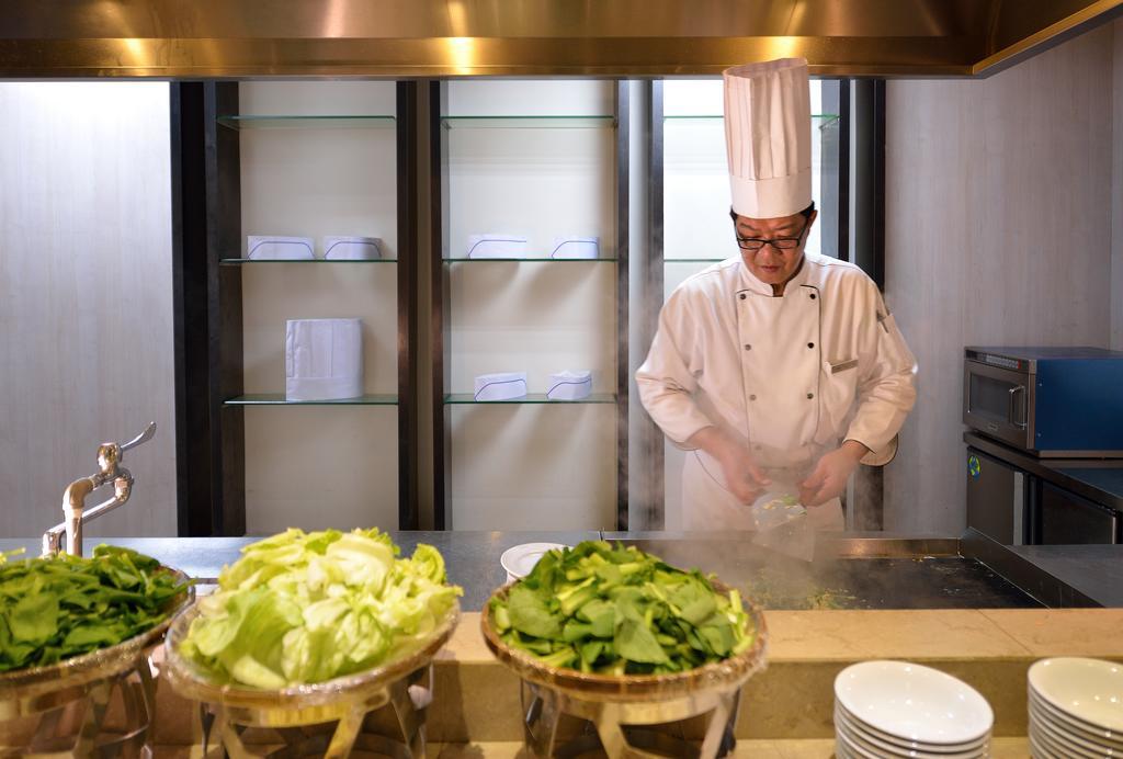 Chihpen Century Hotel Wenquan Exterior foto A chef in a hotel kitchen