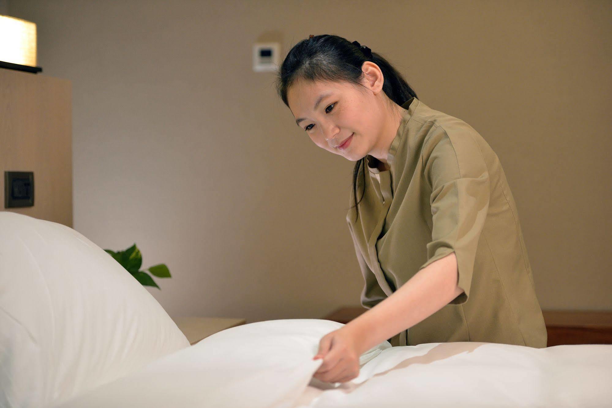 Chihpen Century Hotel Wenquan Exterior foto A chambermaid making a bed