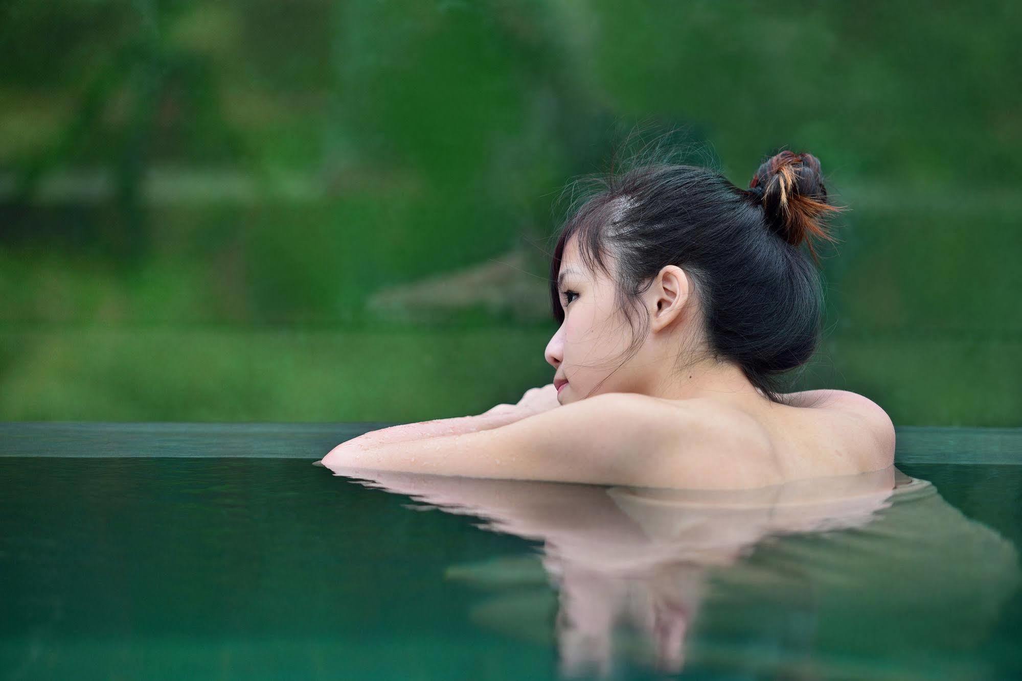 Chihpen Century Hotel Wenquan Exterior foto A woman bathing in a hot spring