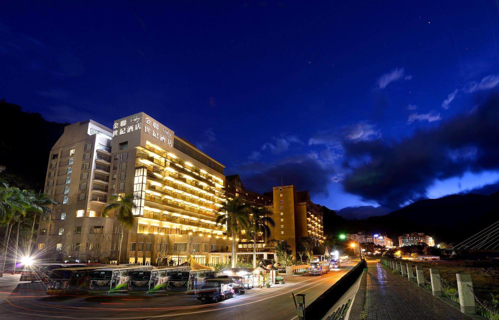 Chihpen Century Hotel Wenquan Exterior foto The hotel at night